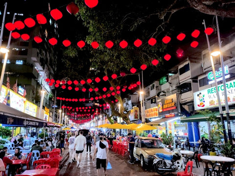 Jalan Alor Food Street at night. Photo by Luis Rubio.