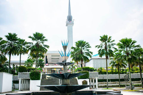 Masjid Negara Malaysia exterior with fountain. Photo by The Simple Travel.