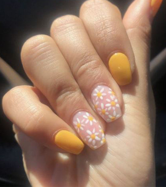 Painting daisies on your nails is very fashionable