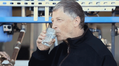 Bill Gates vizet iszik