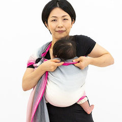 スリングで赤ちゃんの首を支える手順2