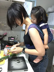 赤ちゃんが高い位置のおんぶから学ぶママの料理