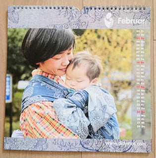 カレンダーの写真に選ばれているダウン症の赤ちゃんとママの親子