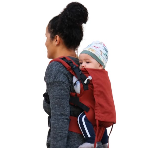 赤い抱っこ紐で赤ちゃんを高い位置でおんぶするママ