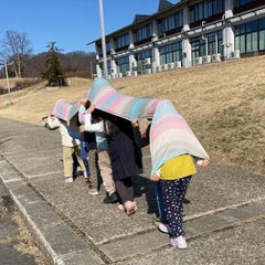 ベビーラップで電車ごっこする５人の子どもたち