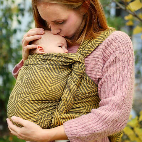 産後の抱っこを快適にするベビーラップはママの身体に優しく、新生児も