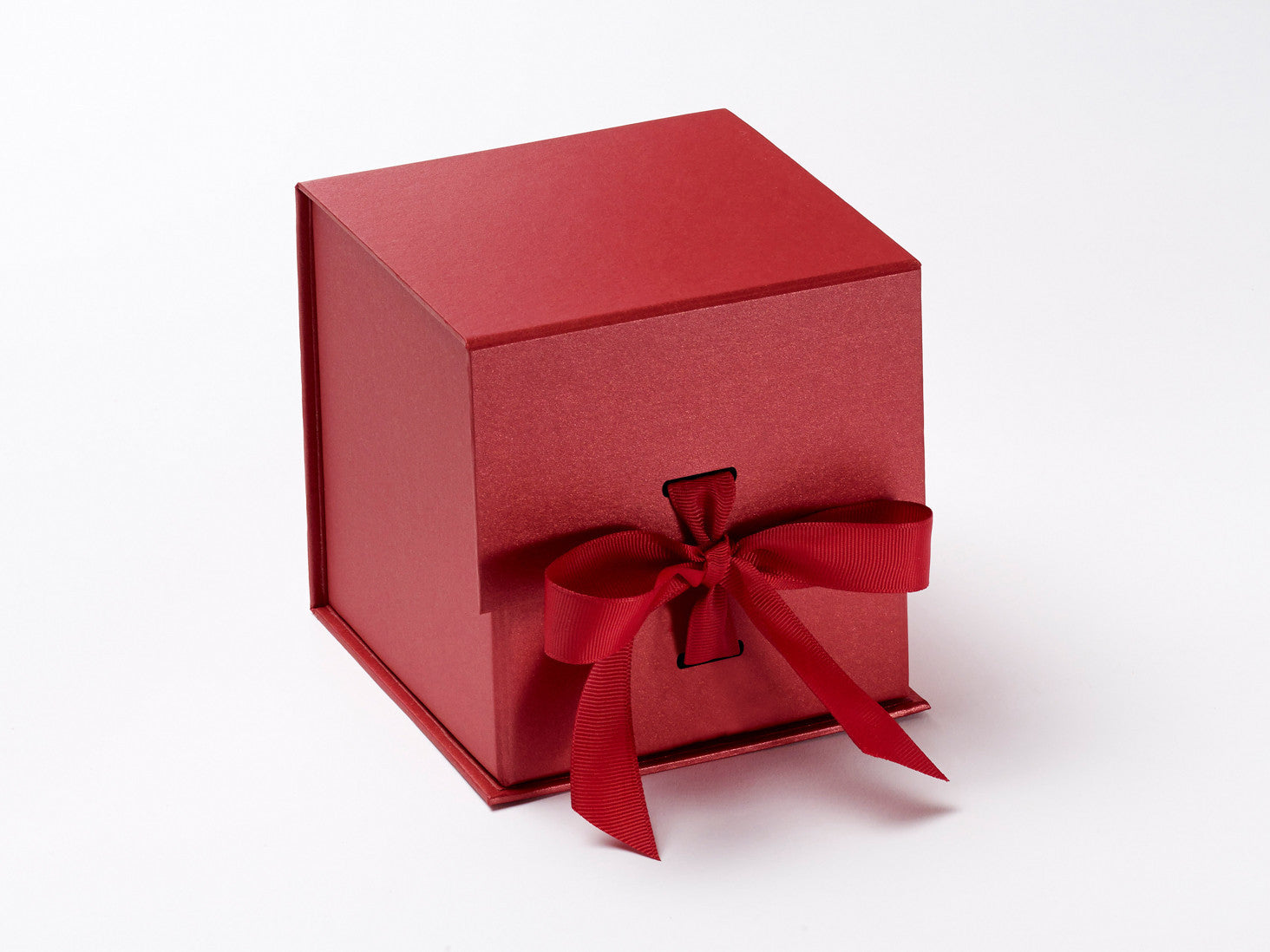 Подарочная коробка. Подарочная коробка сверху. Подарок куб. Роскошная подарочная коробка прямоугольной формы, открытая. Красный 1 куб