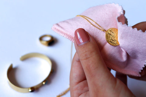 Comment Nettoyer des Bijoux en Or ? 20 Astuces pour les faire Briller. –  Bracelet Fantaisie®