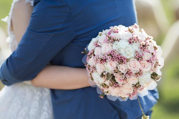 Celebrate the wedding day with your mindful maid of honor speech and give the bride and groom your best wishes.