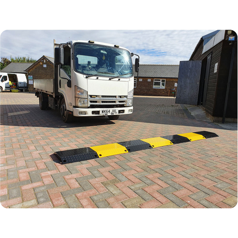 titan-steel-speed-ramp-bump-black-yellow-parking-lot-traffic-control-industrial-hgv-vehicle-suitable-heavy-duty-robust-durable-modular-high-visibility-road-low-profile-welded-metal-hot-dip-galvanised-reusable-cable-hose-ramp-shopping-centres-railway-waste-centres-low-maintenance