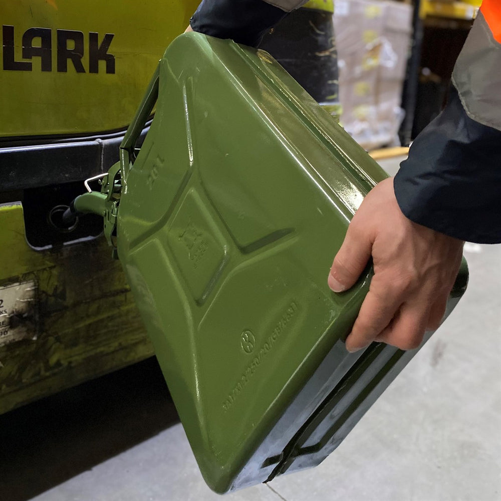 The integrated rubber washer guarantees a leak-proof seal, while the bayonet lever securely attaches the spout to the fuel can, providing peace of mind during every pour. Available in an attractive olive green finish, this easy-pour spout is the ideal accessory for your 20L metal jerry can, adding both functionality and style to your refueling tasks.
