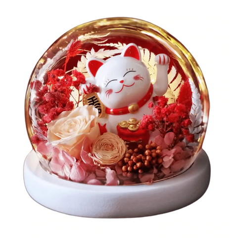 Preserved flower dome with maneki neko