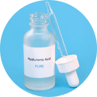 Natriumhyaluronat (Hyaluronsäure) hat feuchtigkeitsbindende Eigenschaften und dadurch einen aufpolsternden, straffenden und glättenden Effekt.