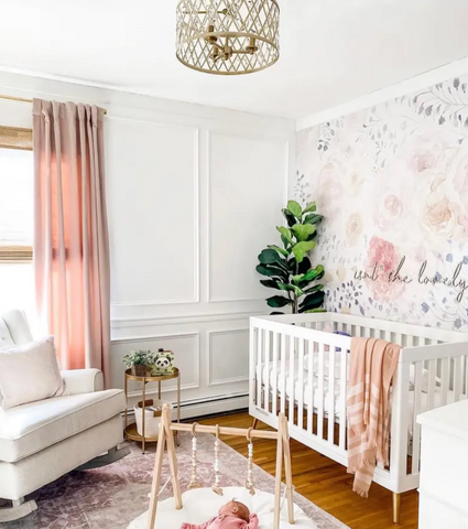 Accents de papier peint floral dans la chambre de bébé