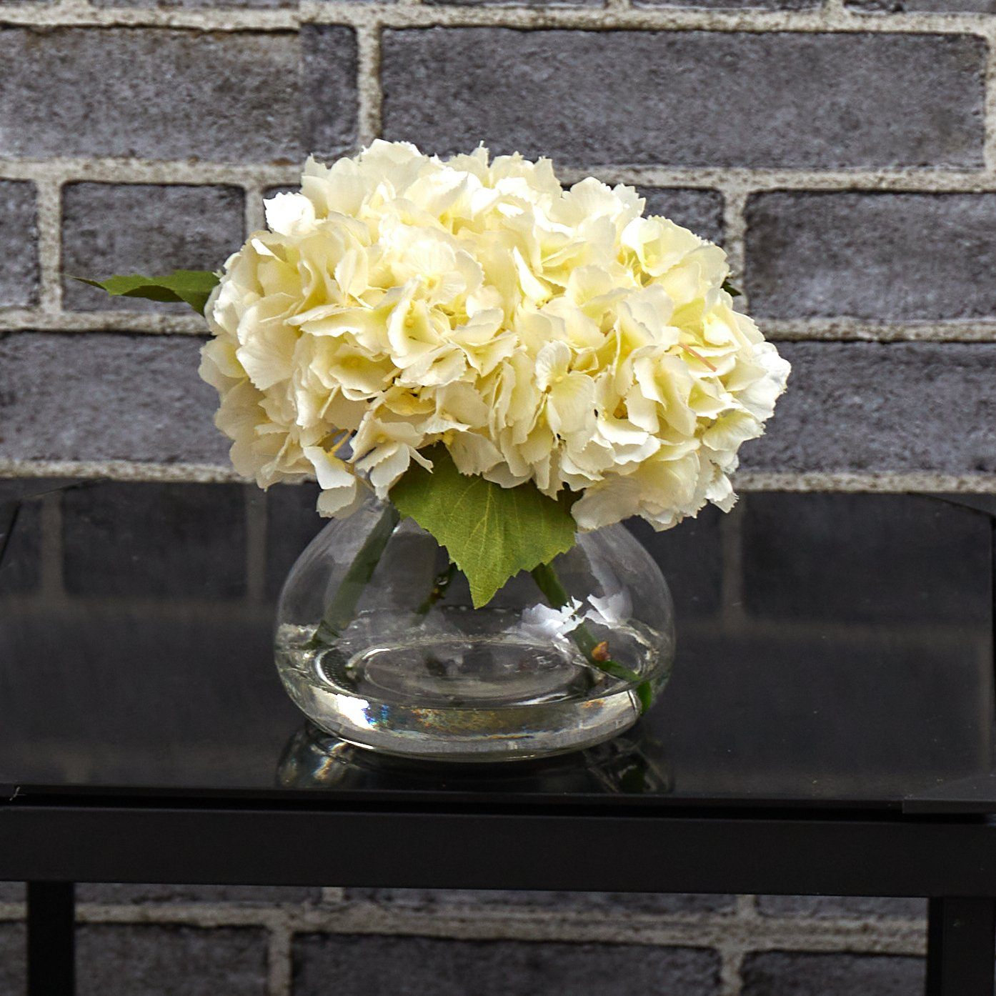 人工盛开的绣球花的花瓶