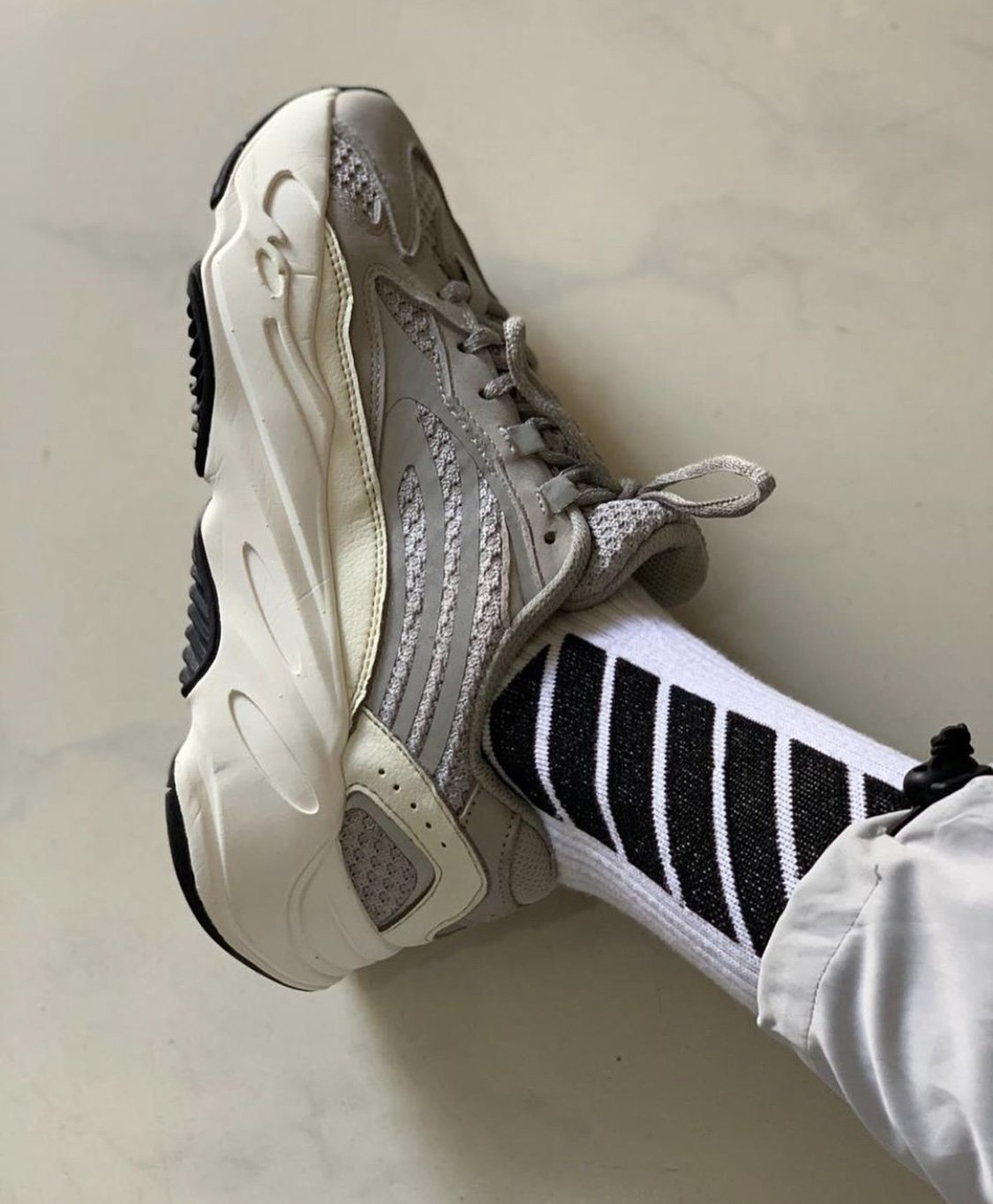 adidas yeezy 700 femme argent