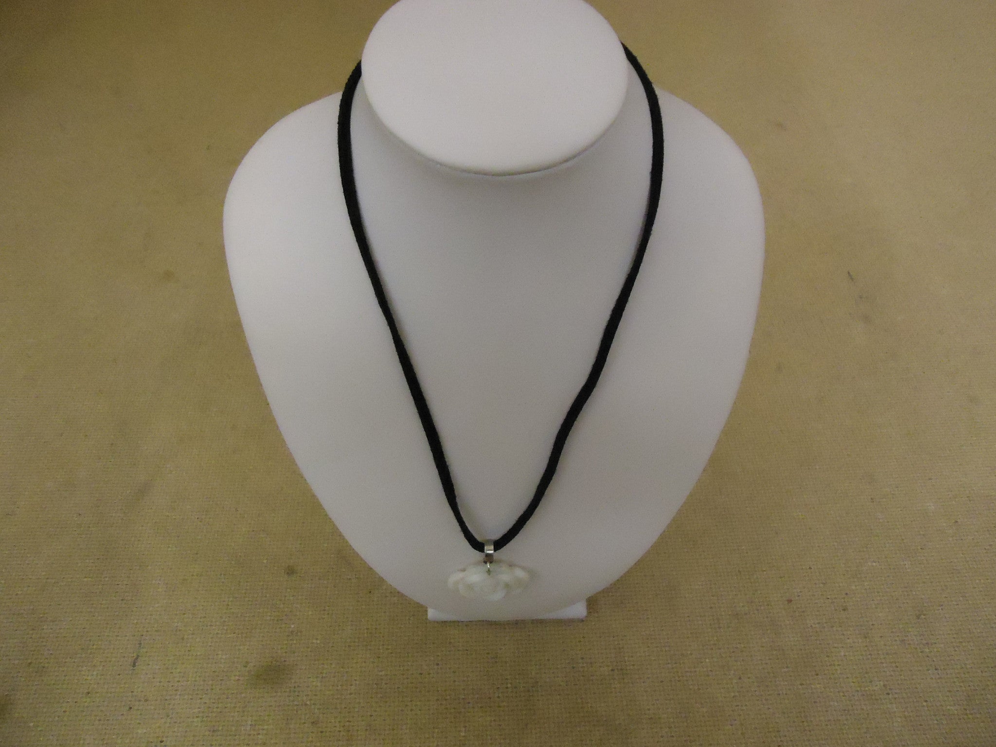 Designer Fashion Necklace 15-17in L Rose Strand/String Female Adult Black/White -- Used