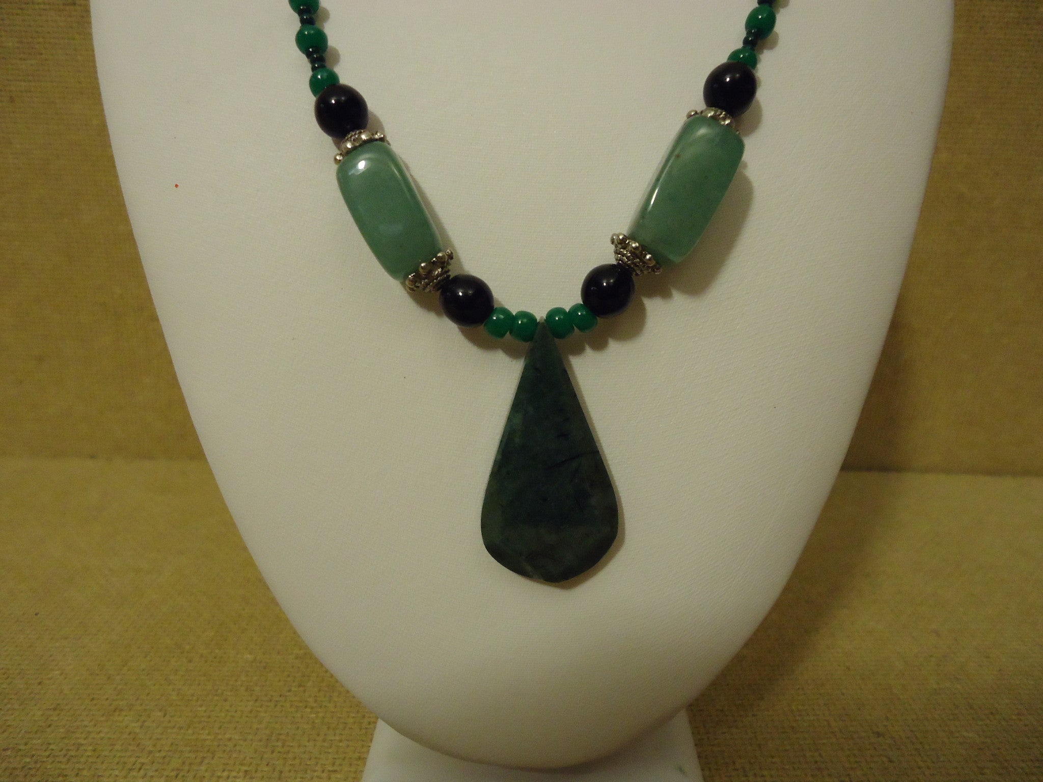 Designer Fashion Necklace 22in L Beaded/Strand Stone Plastic Female Adult Greens -- Used