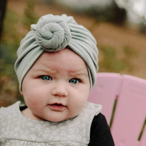 bebé con turbante de bebé