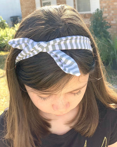 girl wearing grey striped knotted headband