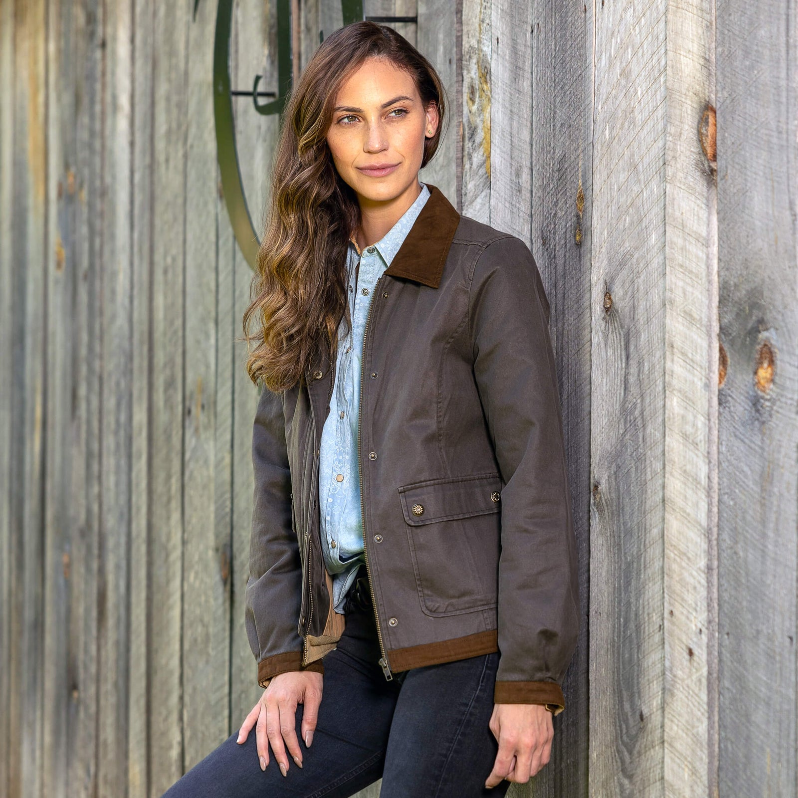https://cdn.shopify.com/s/files/1/0109/9196/0123/files/kimber-twill-concealed-carry-jacket-brown-front-on-model_1600x.jpg?v=1704679083