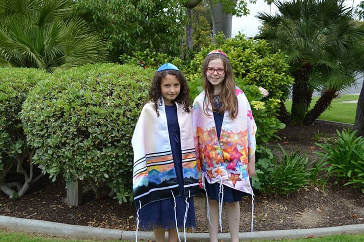 Jewish girls in tallitot