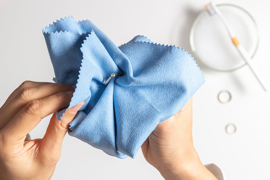 Comment Nettoyer Vos Bijoux à la Maison : Solutions Simples pour Préserver  leur Éclat
