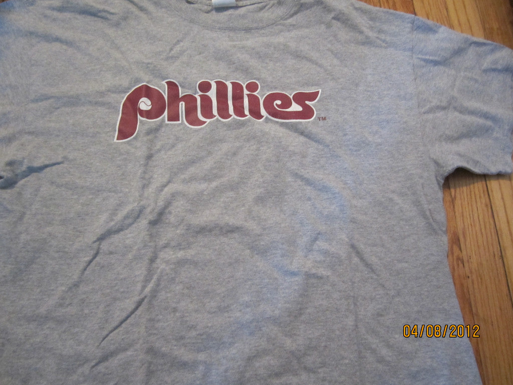 Lilmoxie — Philadelphia Phillies 80's Logo Grey T Shirt XL