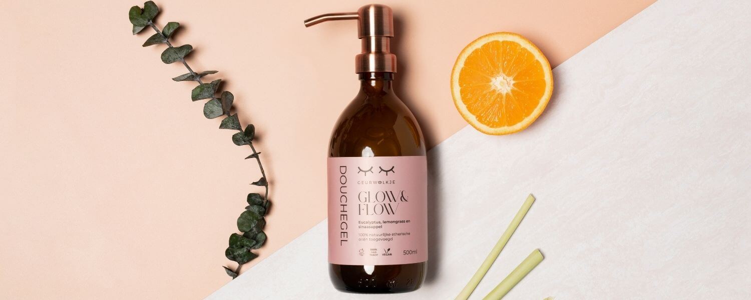 Geurwolkje's 100% natuurlijke douchegel is onmisbaar in jouw badkamer! Deze doorzame glazen fles met Glow & Flow showergel met rosékleurige pomp is nog mooi ook.