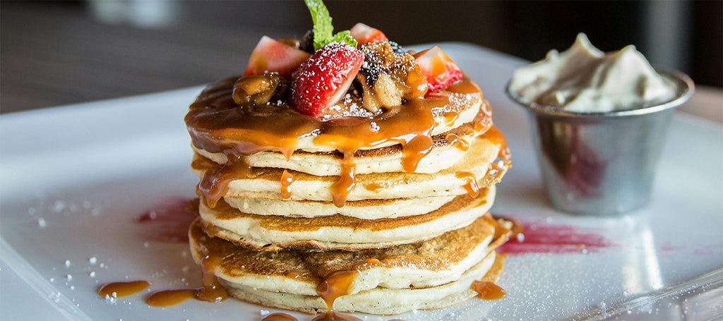 Americke palacinke na tanjiru sa topingom