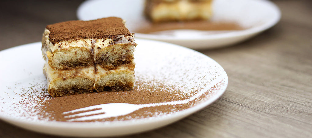 Tiramisu isecen u obliku kocke posluzen na tacni