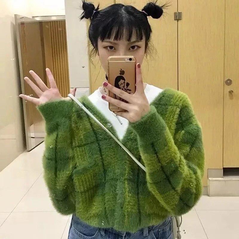 indie-girl-green-cropped-sweater-aesthet