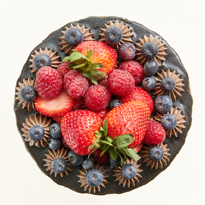vegan cake with berries 