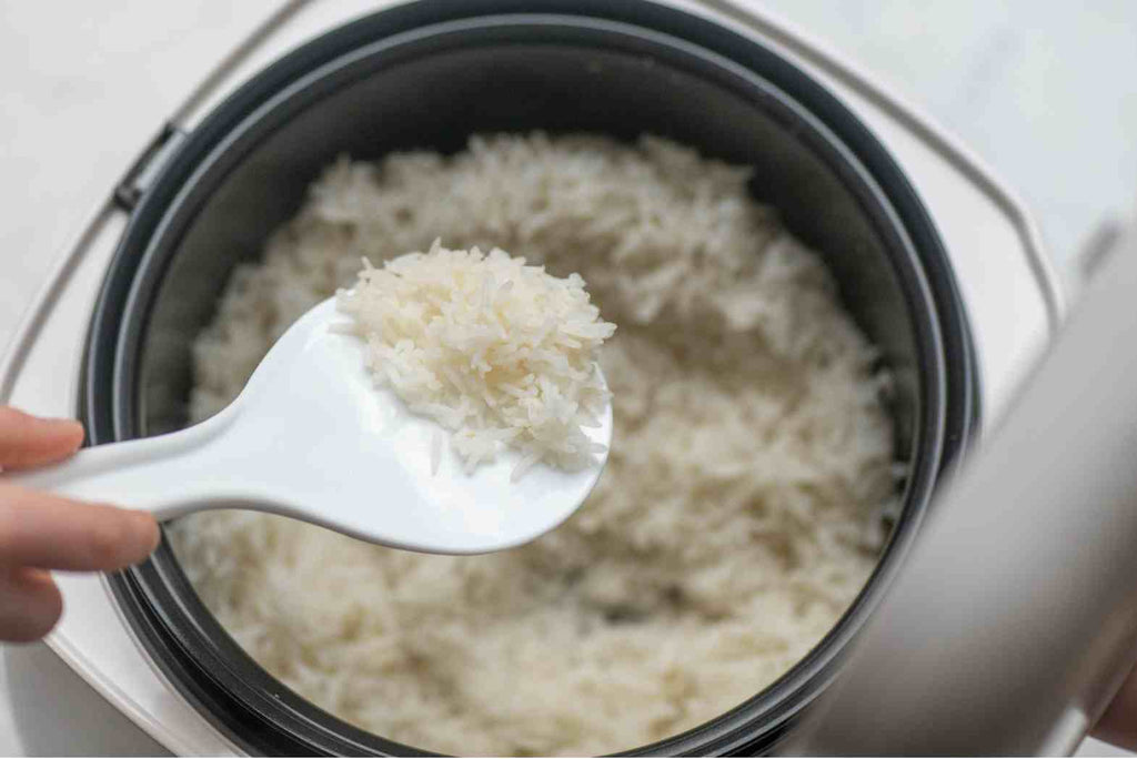 Serving rice like an expert with a rice cooker