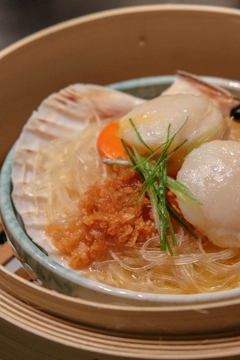 Steamed scallops with glass noodles and fried garlic