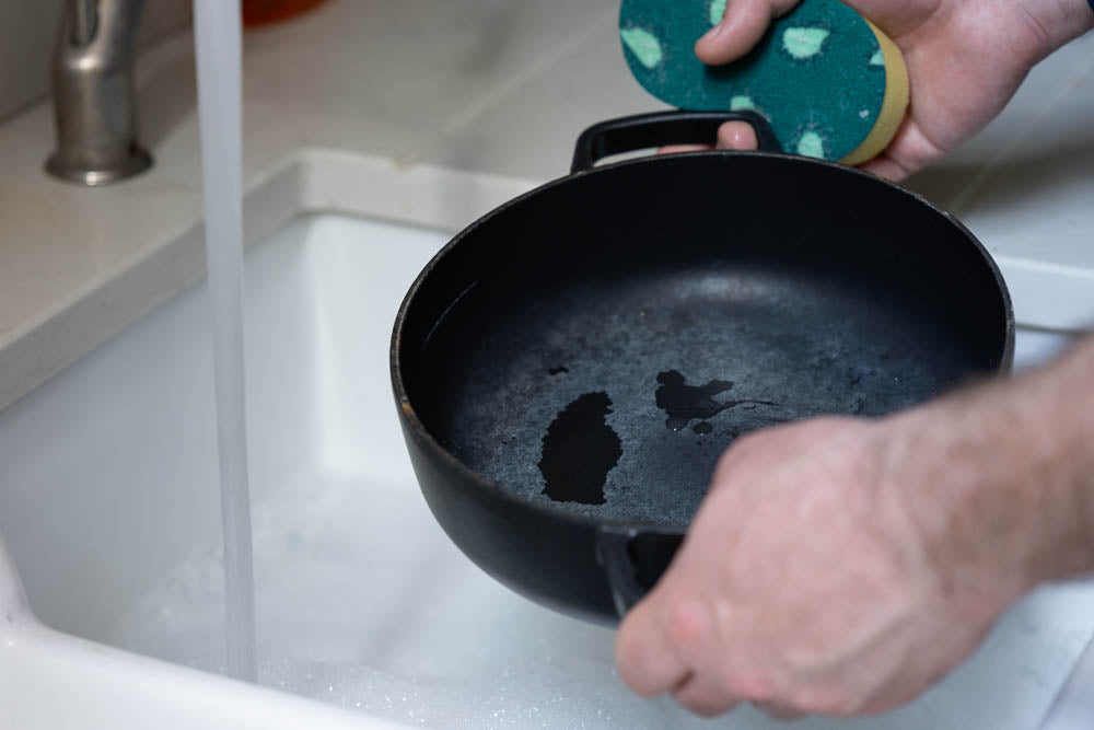 washing cast iron pan
