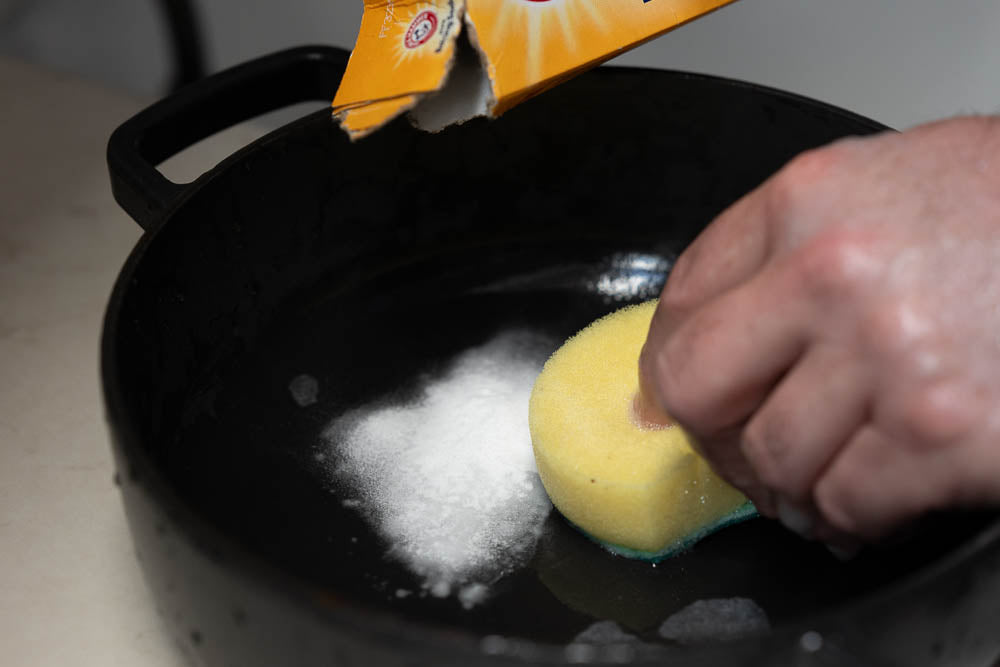 washing cast iron pan with baking soda