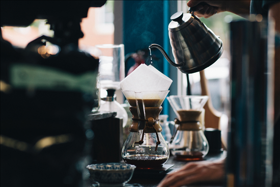 Preparation café filtre au Chemex - Brûlerie du Quai