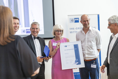 Christine Barth-Darkow und Mark Heising nehmen den IHK Gründerpreis 2023 für Woolwind e.K. entgegen