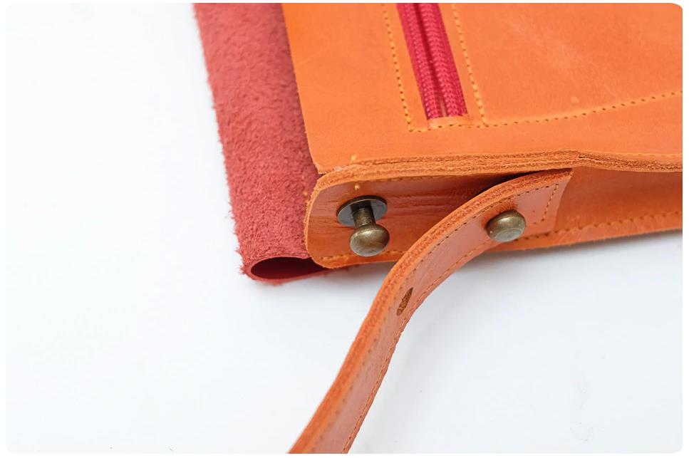 pochette à main en cuir rouge