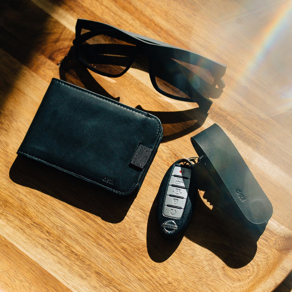 wally bifold 5.0, keyloop kit and capers sunglasses