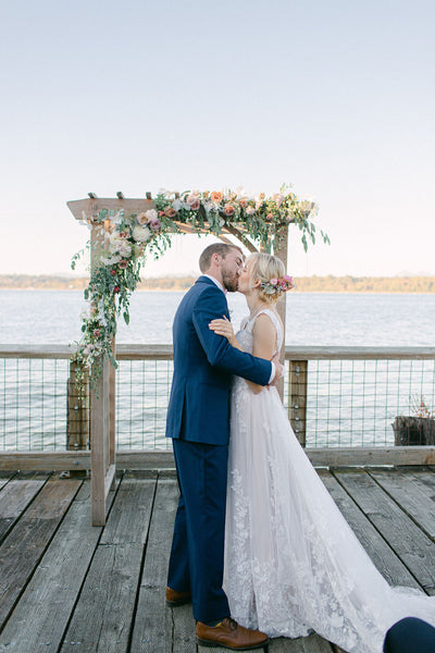 Gorgeous arbor, perfect setting, couple in love