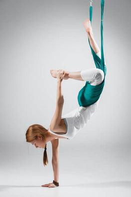 Das Yogatuch ist essezieller Bestandteil des Aerial Yoga.