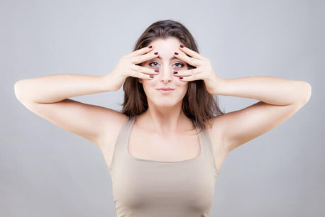 Face-Yoga kann bei regelmäßiger Anwendung Falten reduzieren und die Hautelastizität verbessern.