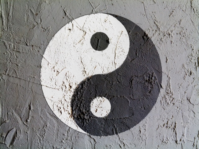 Yin und Yang sind Konzepte aus der traditionellen chinesischen Philosophie, die auch im Yin Yoga eine Rolle spielen.