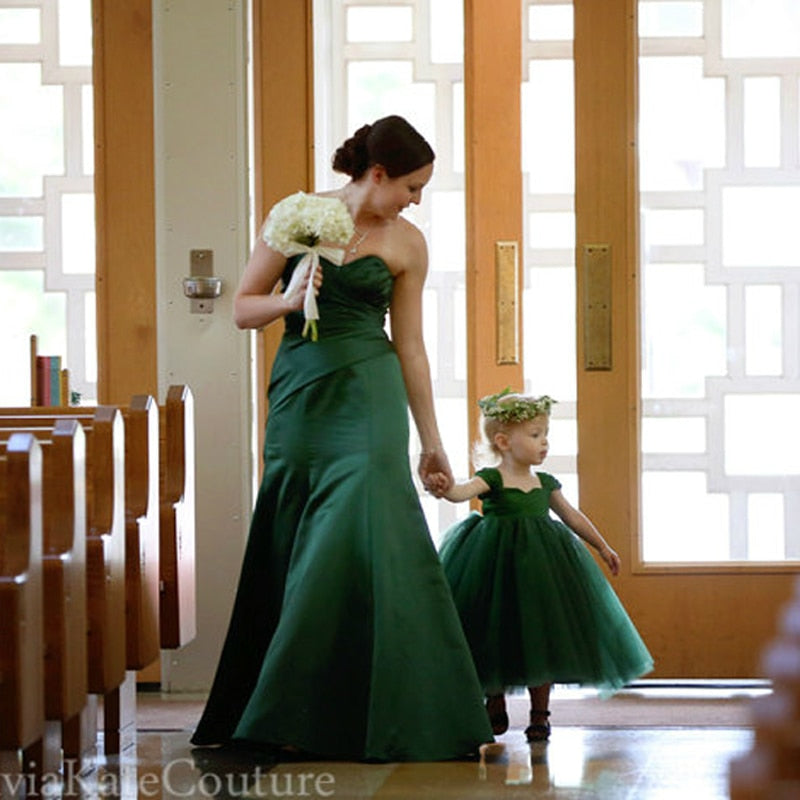 wedding dress mom and daughter