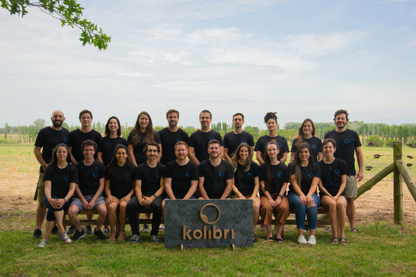 Foto del equipo de Kolibri en un campo