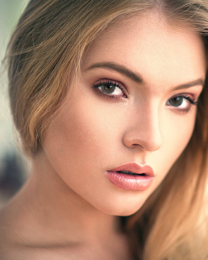 Hidrocor Crystal colored prescription contacts with natural looking model picture