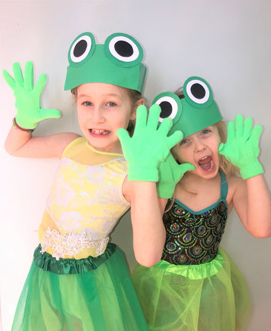 Kids dressed as frogs