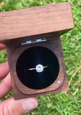Simple setting of a one carat diamond engagement ring